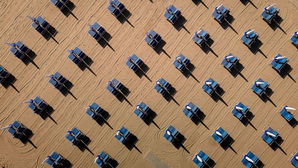 la spiaggia vista dall'alto col drone al mattino presto