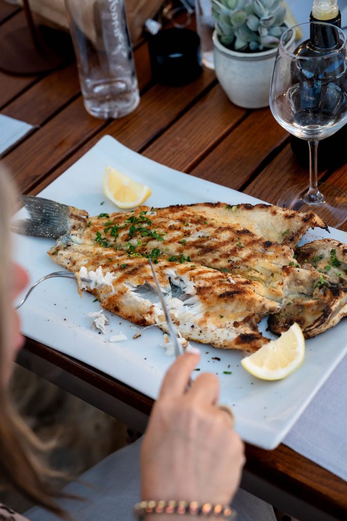 Piatto con pesce alla griglia e limone