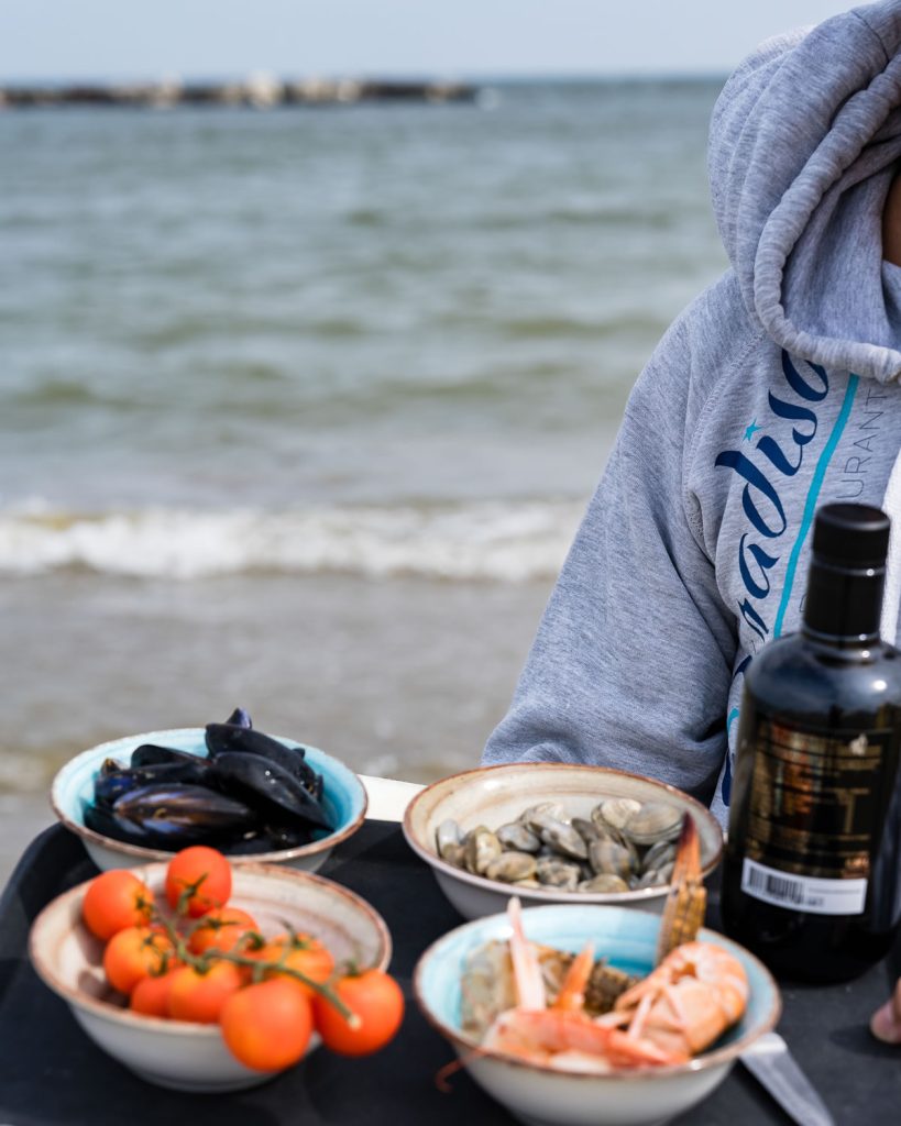 antipasto di pesce direttamente sul mare