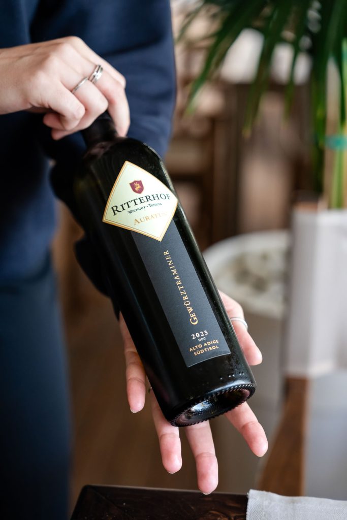 cameriera mostra bottiglia di vino cantina ritterhof